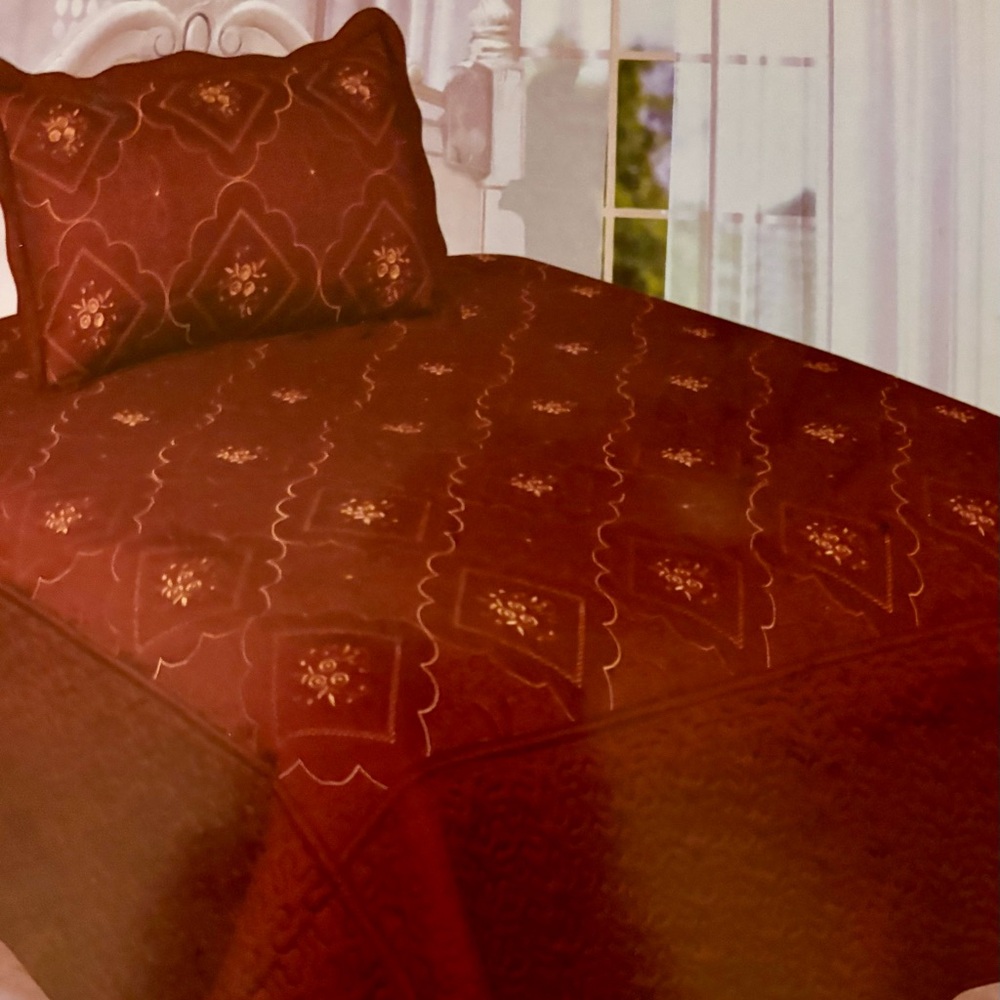 BEDDING Bedspread Burgundy w/Gold Embroidered Design w/1 Pillow cover Size Twin - Picture 4 of 4